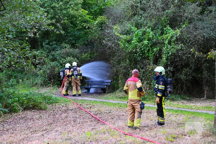 Brandweer blust brandende houten bank