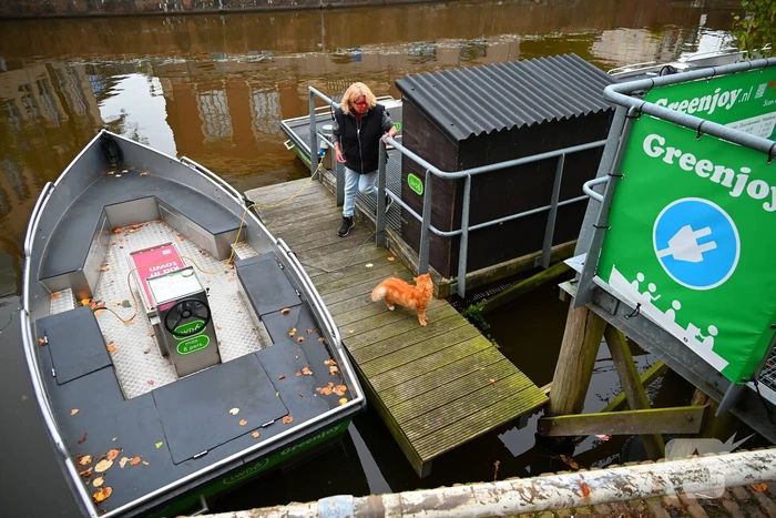 Kat gered die te water raakt