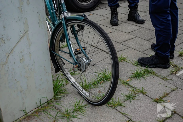 Fietser geschept nadat bestelbus door rood reed