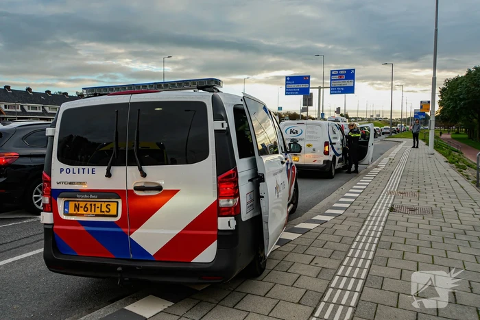 Fietser geschept nadat bestelbus door rood reed