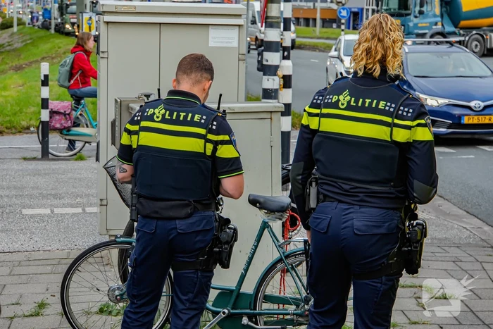 Fietser geschept nadat bestelbus door rood reed