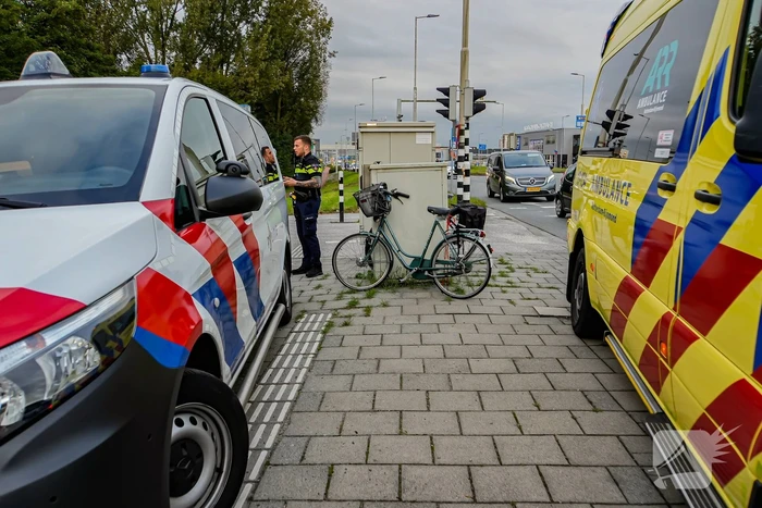 Fietser geschept nadat bestelbus door rood reed