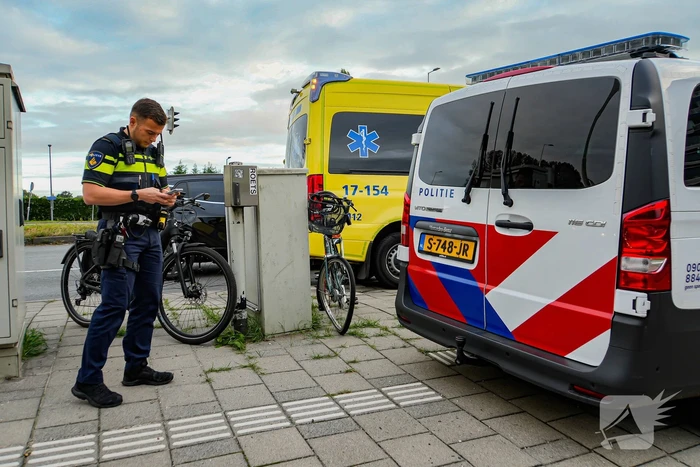 Fietser geschept nadat bestelbus door rood reed