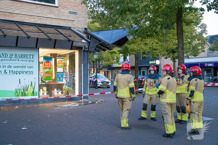 Bakwagen rijdt tegen glazen afdak