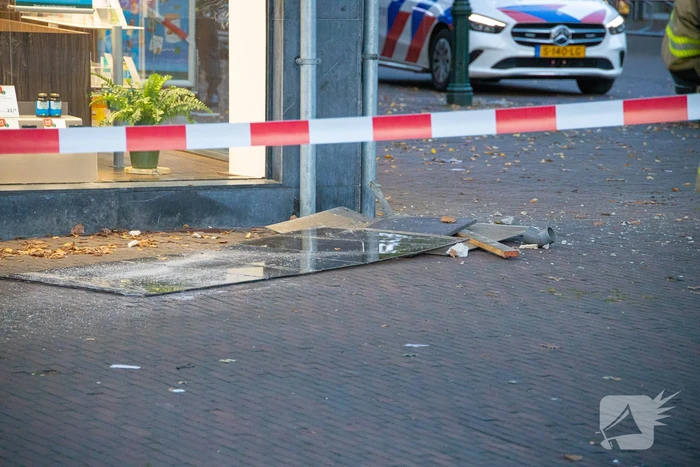 Bakwagen rijdt tegen glazen afdak