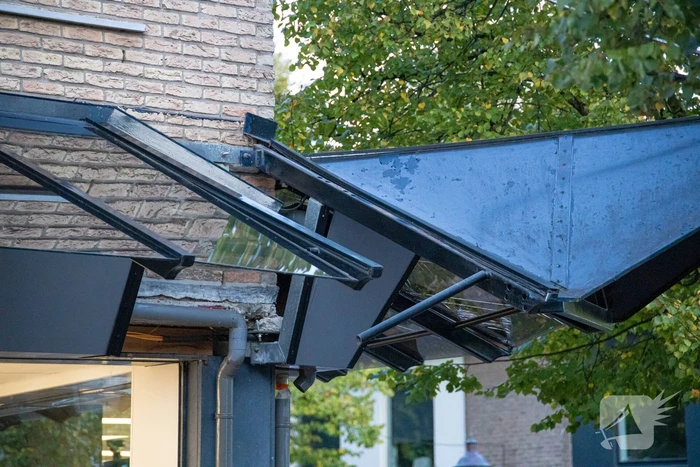 Bakwagen rijdt tegen glazen afdak