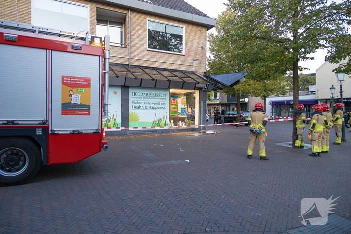 Bakwagen rijdt tegen glazen afdak