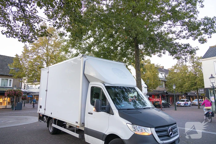 Bakwagen rijdt tegen glazen afdak