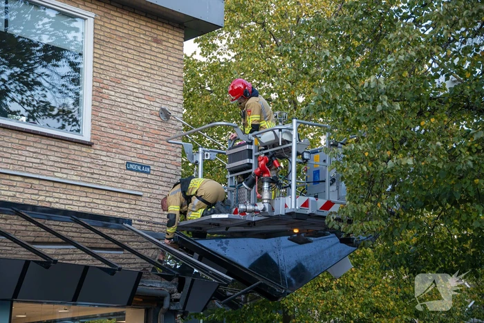Bakwagen rijdt tegen glazen afdak