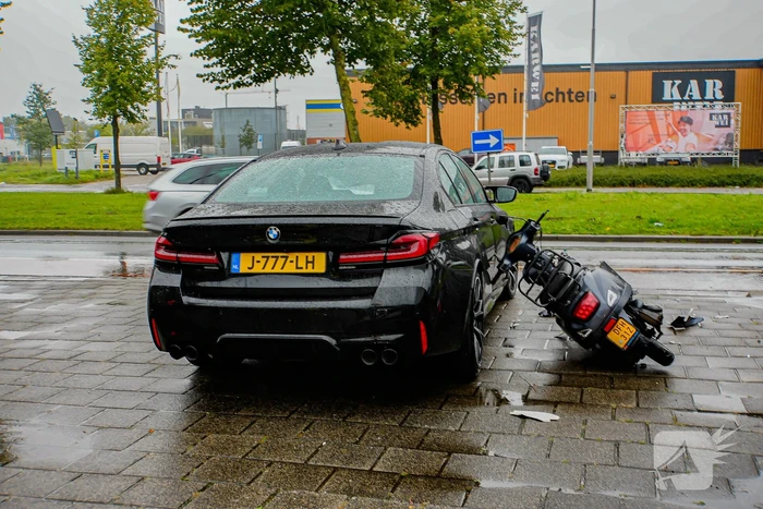 Scooterrijder gewond na ongeval met personenauto