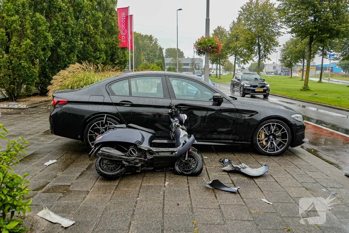 Scooterrijder gewond na ongeval met personenauto