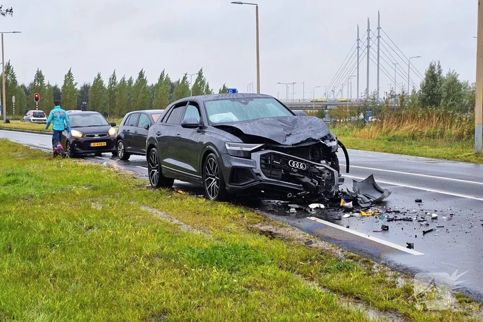 Auto's zwaar beschadigd na kop-staartbotsing