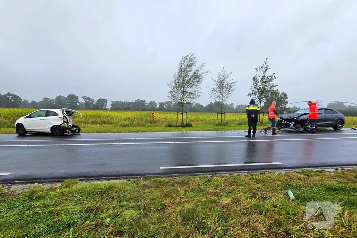 Auto's zwaar beschadigd na kop-staartbotsing
