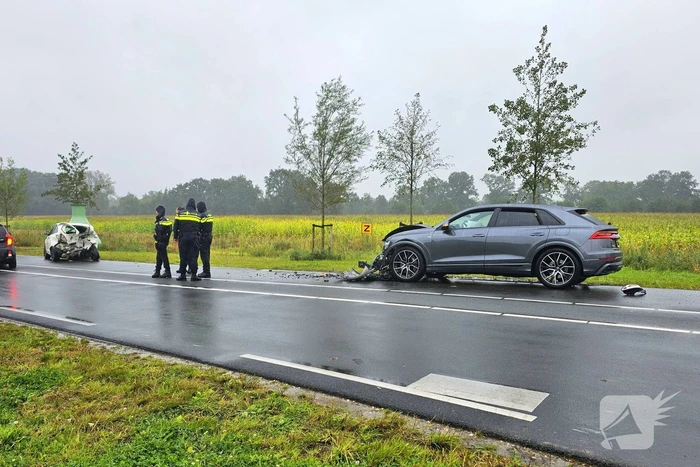 Auto's zwaar beschadigd na kop-staartbotsing