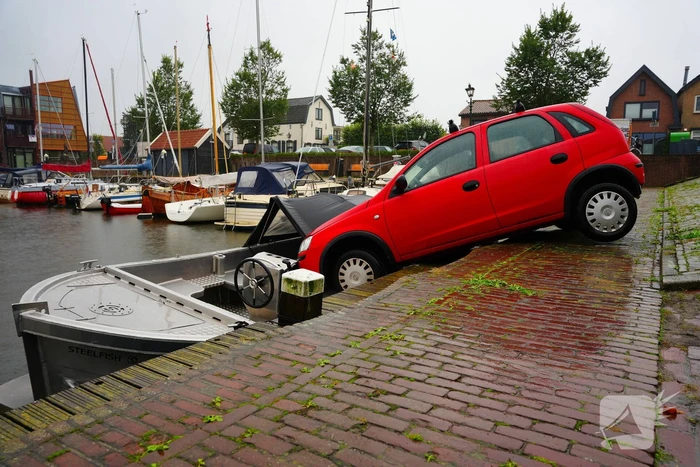 Auto rolt tegen boot aan