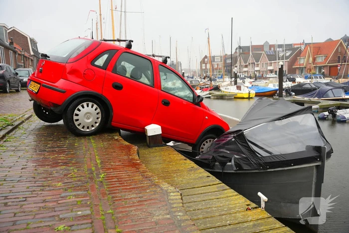 Auto rolt tegen boot aan