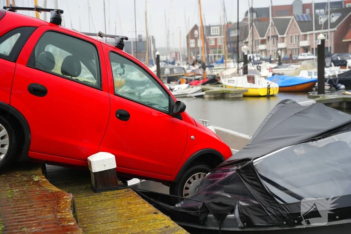 Auto rolt tegen boot aan