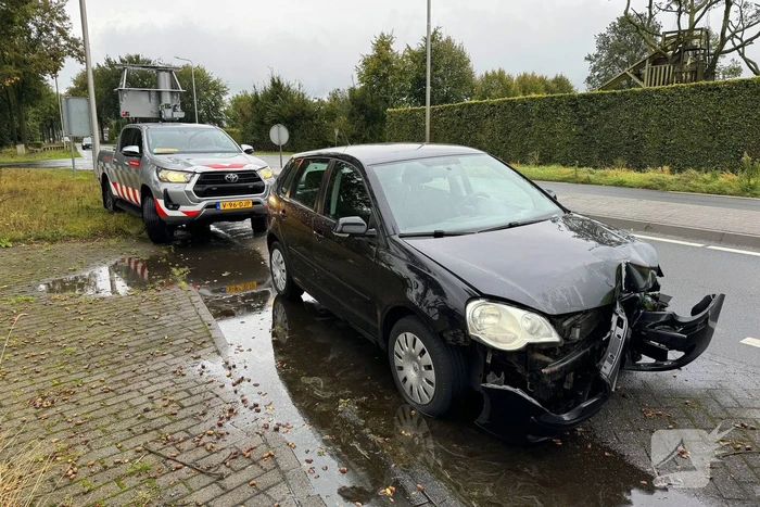 Auto die net van garage komt krijgt zelfde storing en vliegt uit de bocht