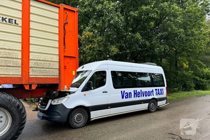 Achteruitrijdende tractor bestuurder ziet taxibus over het hoofd