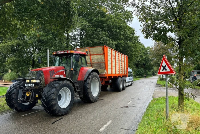 Achteruitrijdende tractor bestuurder ziet taxibus over het hoofd