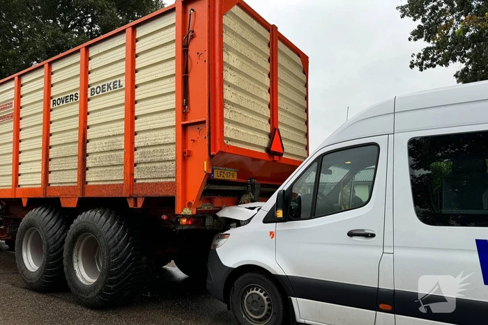 Achteruitrijdende tractor bestuurder ziet taxibus over het hoofd