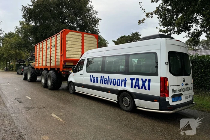 Achteruitrijdende tractor bestuurder ziet taxibus over het hoofd