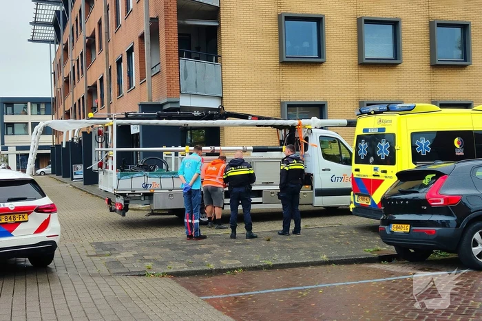 Speed pedelec klapt op zijkant van bestelbus