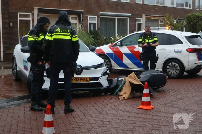Automobilist ziet scooterrijdster over het hoofd