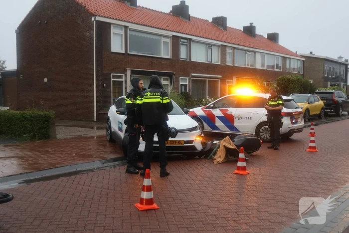 Automobilist ziet scooterrijdster over het hoofd
