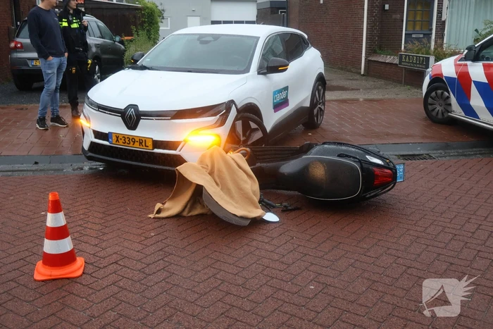Automobilist ziet scooterrijdster over het hoofd