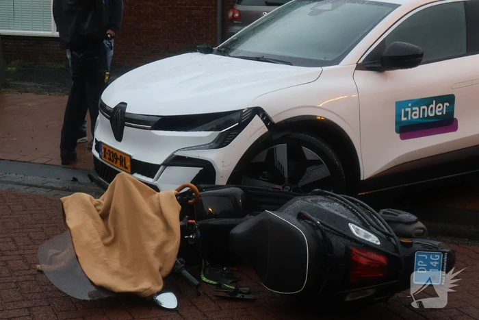Automobilist ziet scooterrijdster over het hoofd