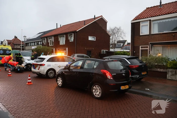 Automobilist ziet scooterrijdster over het hoofd