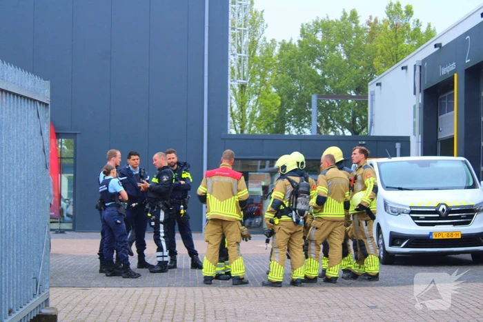 Brandweer onderzoekt mogelijk gaslek in garagebedrijf
