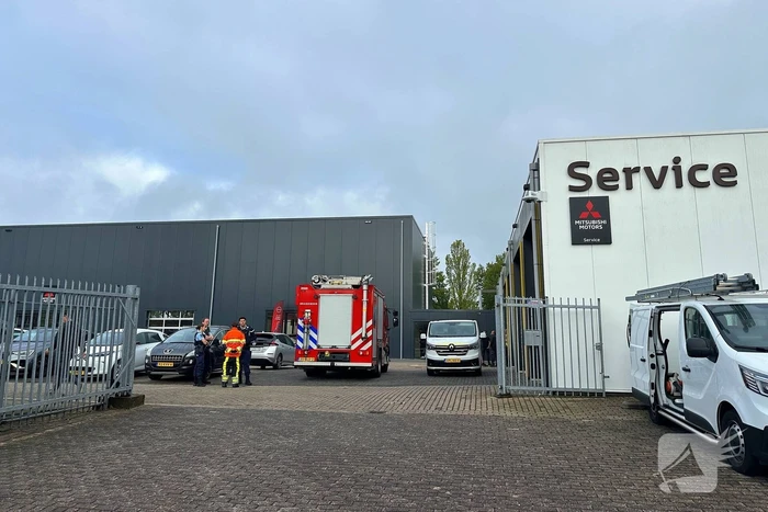 Brandweer onderzoekt mogelijk gaslek in garagebedrijf