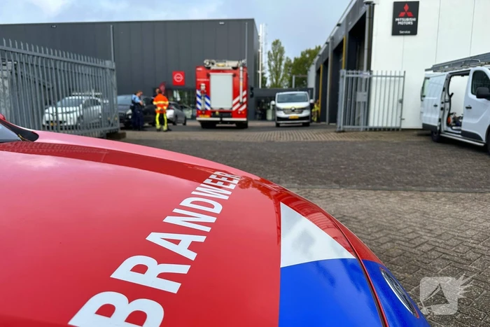 Brandweer onderzoekt mogelijk gaslek in garagebedrijf