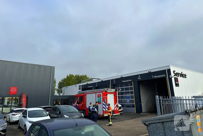 Brandweer onderzoekt mogelijk gaslek in garagebedrijf