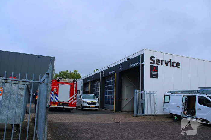 Brandweer onderzoekt mogelijk gaslek in garagebedrijf