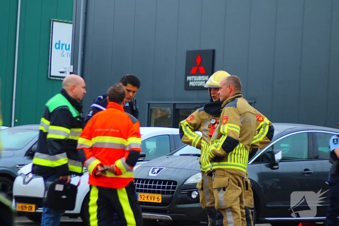 Brandweer onderzoekt mogelijk gaslek in garagebedrijf