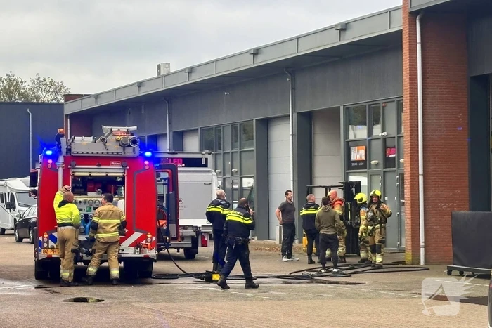 Brandweer blust brand in heftruck