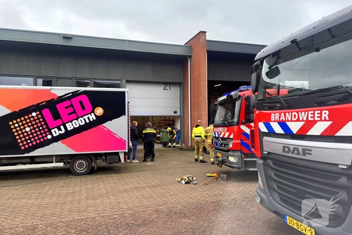 Brandweer blust brand in heftruck