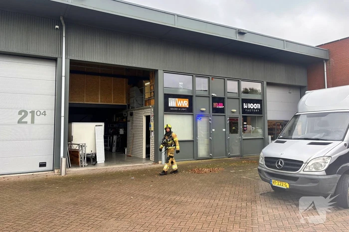 Brandweer blust brand in heftruck