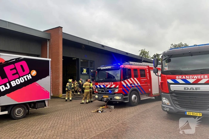 Brandweer blust brand in heftruck