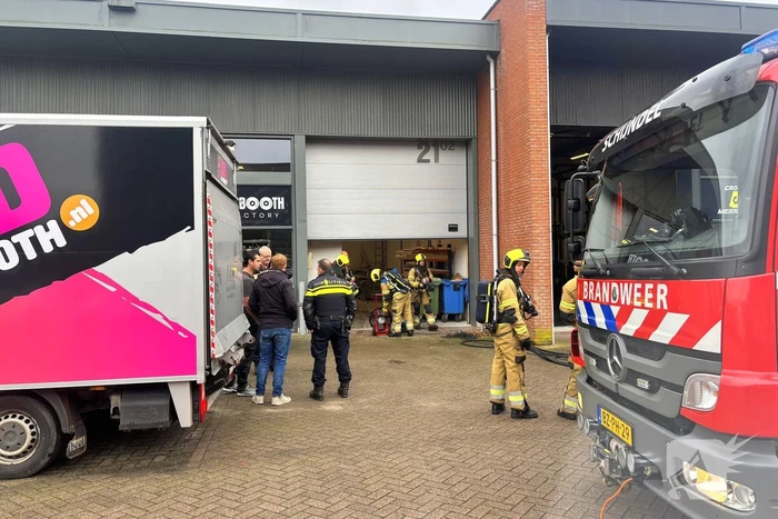 Brandweer blust brand in heftruck