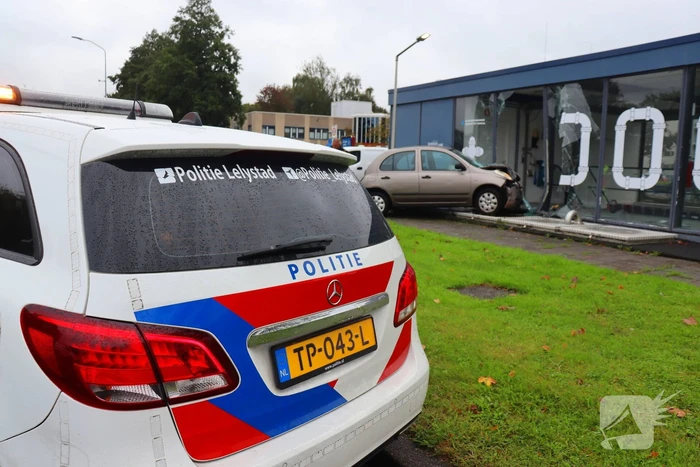 Automobiliste belandt met voertuig tegen gemaal