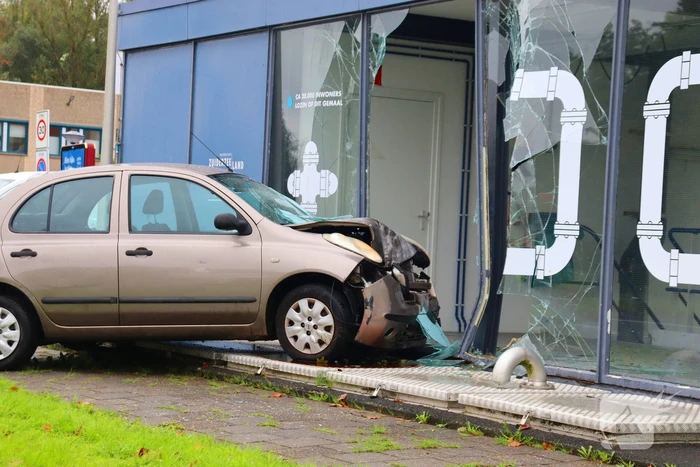 Automobiliste belandt met voertuig tegen gemaal