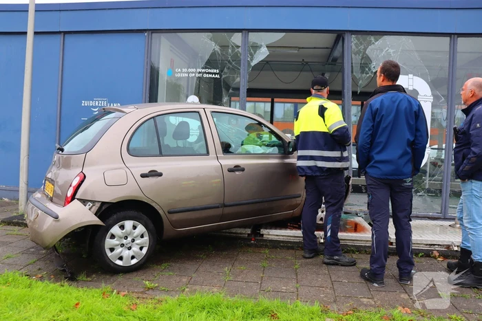 Automobiliste belandt met voertuig tegen gemaal