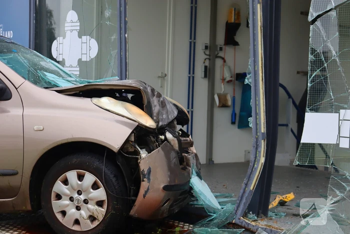 Automobiliste belandt met voertuig tegen gemaal