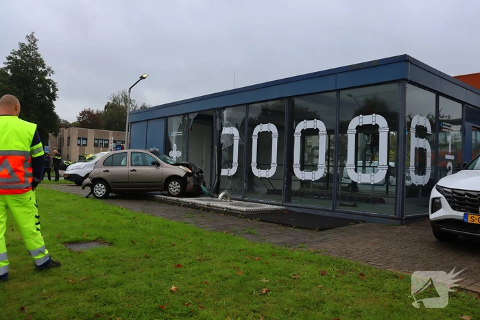 Automobiliste belandt met voertuig tegen gemaal