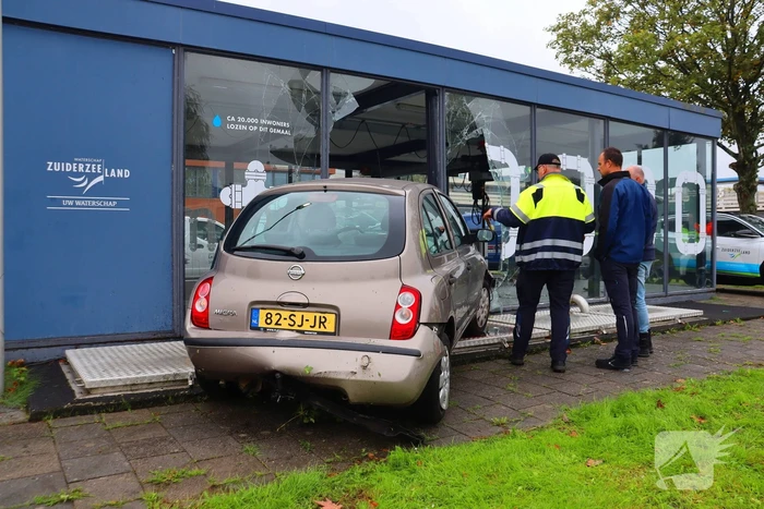 Automobiliste belandt met voertuig tegen gemaal
