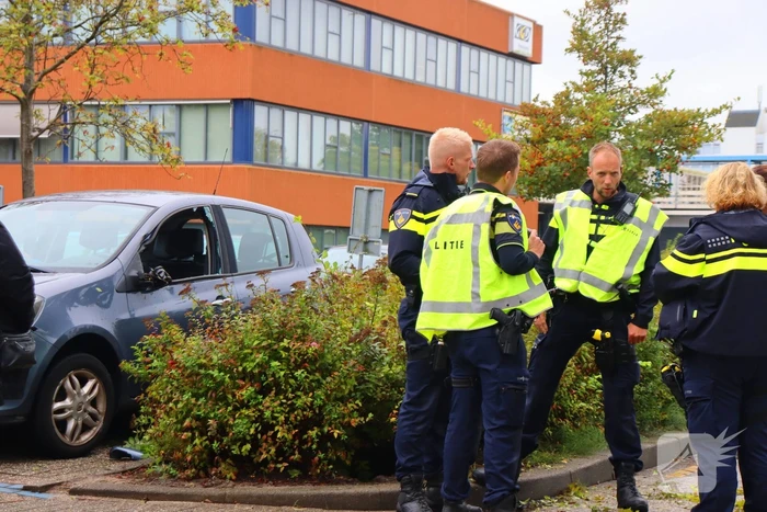 Automobiliste belandt met voertuig tegen gemaal
